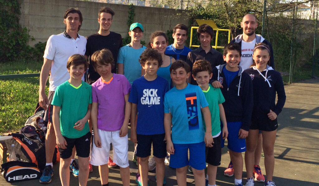 Immagine di gruppo di alcuni ragazzi della scuola tennis dello Junior Milano con lo staff tecnico