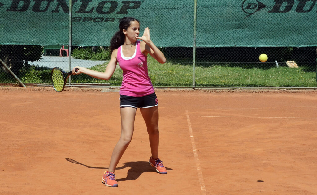 Foto di Margherita Colombo, in azione su un campo da tennis