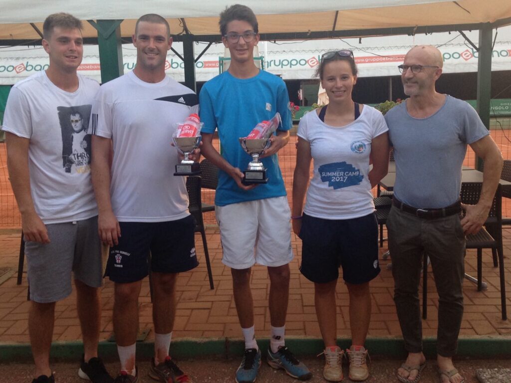 Il vincitore della tappa di Piazzano, Nicolò Marchetti (in maglia azzurra) con il finalista Filippo Simonetti (alla sua destra) e i rappresentanti del club ospitante