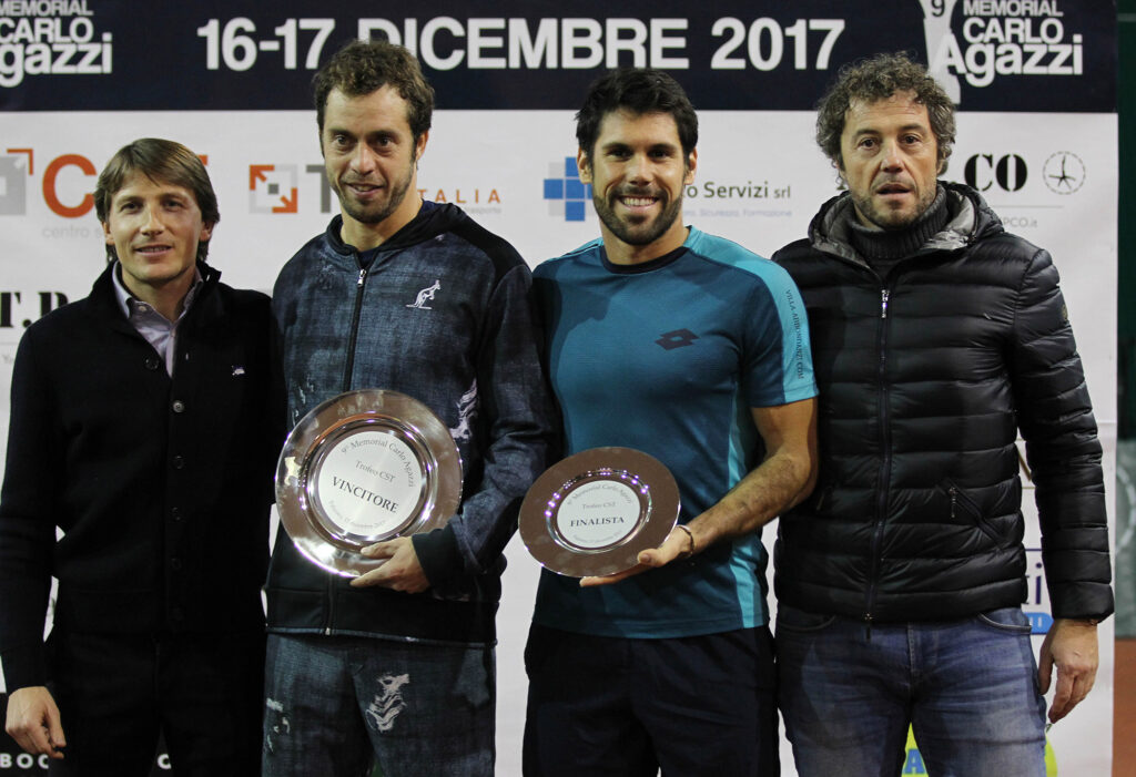 La premiazione del 9° Memorial Carlo Agazzi, da sinistra, Andrea Agazzi, Paolo Lorenzi, Federico Gaio ed Enrico Vezzoli di CST