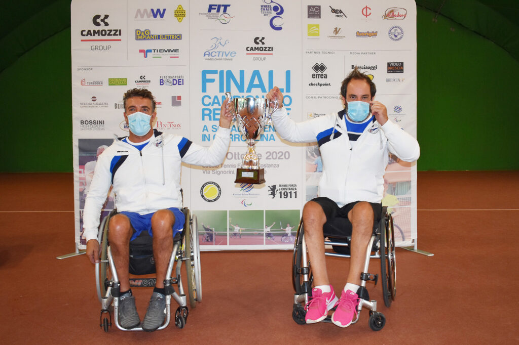 Foto 1 - Dario Benazzi (sinistra) e Giovanni Zeni hanno consegnato alla Canottieri Baldesio di Cremona il titolo regionale a squadre di tennis in carrozzina (foto Antonio Di Leo)