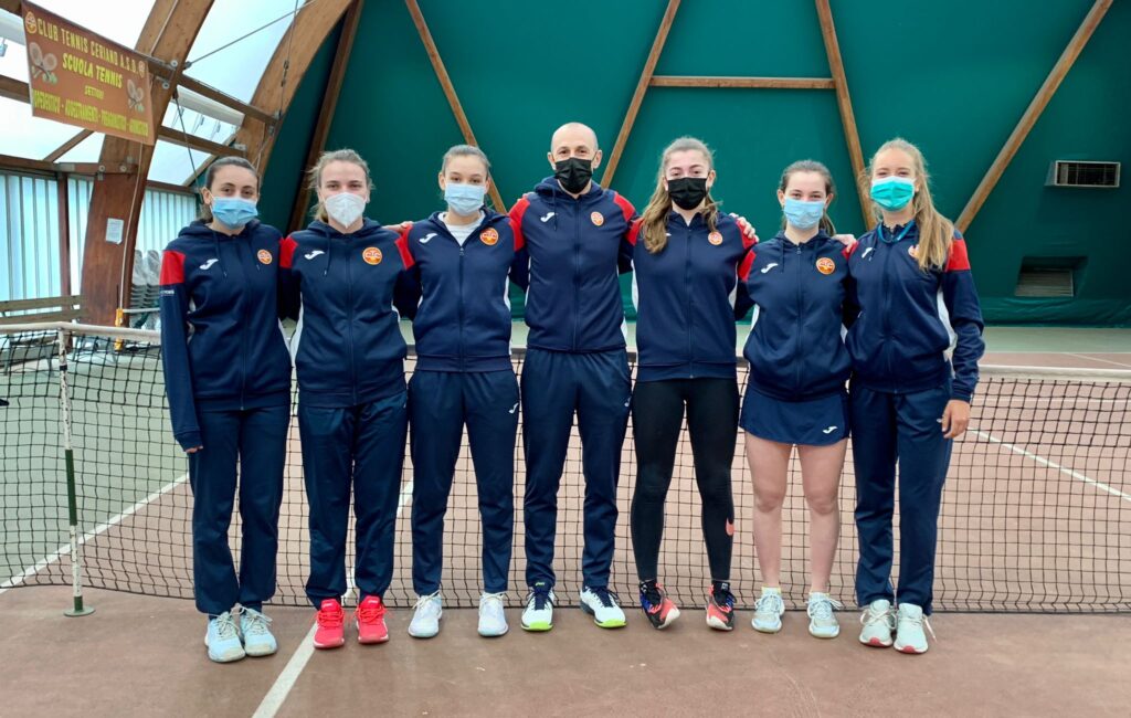 La squadra femminile di Serie C del Club Tennis Ceriano insieme a capitan Silverio Basilico