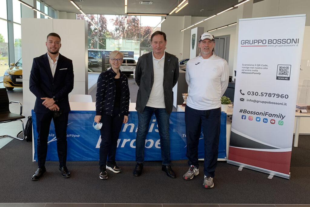 La presentazione dei tornei internazionali dell’Olimpica Tennis Rezzato, tenuta nella concessionaria Peugeot del Gruppo Bossoni. Da sinistra: Francesco Bossoni (direttore marketing Gruppo Bossoni), Elena Bonometti (Assessore a Cultura, Istruzione e Sport del Comune di Rezzato), Gianni Capacchietti (direttore del torneo), Massimo Ogna (direttore sportivo Olimpica Tennis Rezzato)