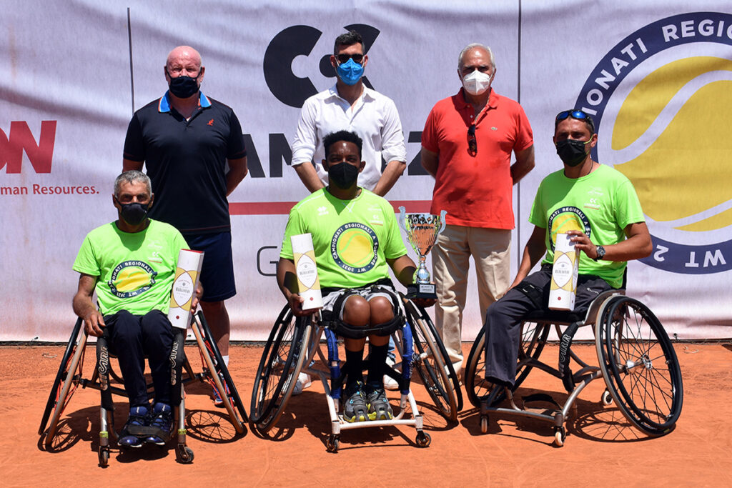 Ivano Boriva, Edgar Scalvini e Alberto Saja di Active Sport premiati per il titolo regionale. Con loro, da sinistra: Alberto Paris (direttore tecnico Tennis Forza e Costanza), Fabrizio Benzoni (consigliere Comune di Brescia) e Walter Schmidinger (consigliere Comitato Regionale FIT) (foto Antonio Di Leo)