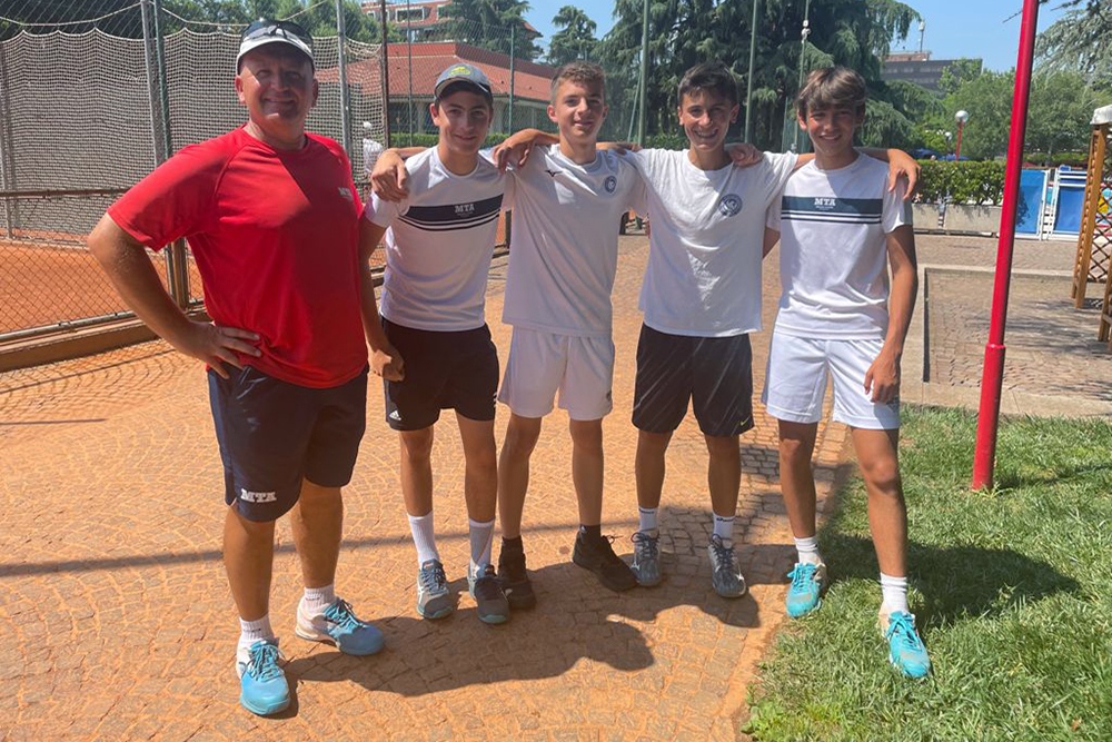 La formazione under 14 della Milano Tennis Academy, campionessa regionale. Da sinistra: Ugo Pigato (capitano), Giovanni Volpi, Federico Pincini, Federico Danova e Mattia Rubicondo