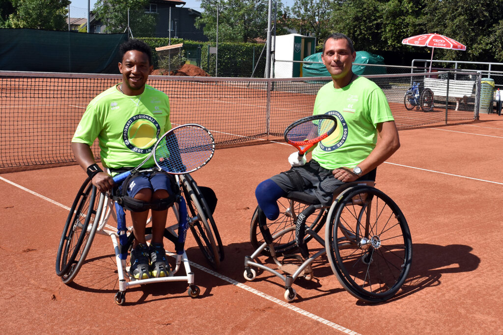 Edgar Scalvini (sinistra) e Alberto Saja: sabato saranno in campo nelle semifinali del Campionato regionale a squadre di tennis in carrozzina, contro la Special Bergamo Sport (foto Antonio Di Leo)