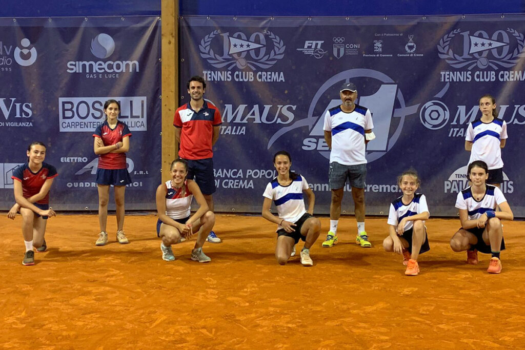 La formazione under 12 del Tennis Club Crema (maglia bianca e azzurra) in compagnia delle rivali del Quanta Club, avversarie nella finale regionale. Entrambe le squadre sono qualificate per la fase successiva