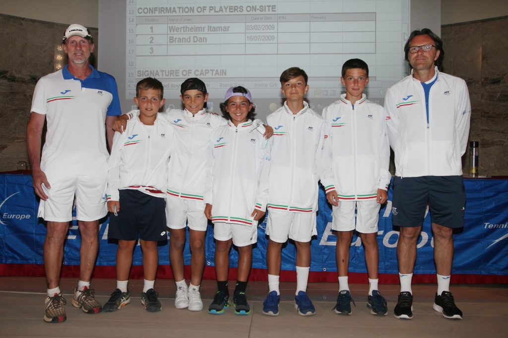 Tutti i ragazzi dell'Italia maschile impegnati nella Lampo Trophy - Nation Cup, con i capitani Luca Ronzoni (destra) e Massimo Ogna (sinistra)