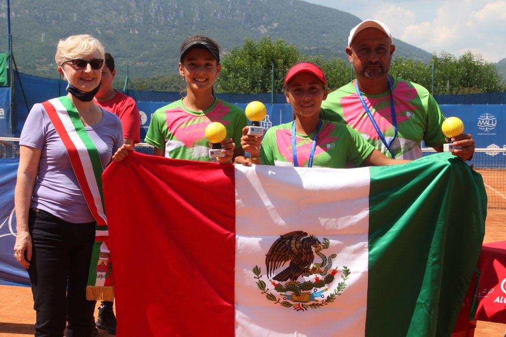 Le ragazze del Messico, campionesse della Lampo Trophy - Nation Cup al femminile, premiate da Elena Bonometti, assessore allo sport del Comune di Rezzato (foto Alvaro Maffeis)