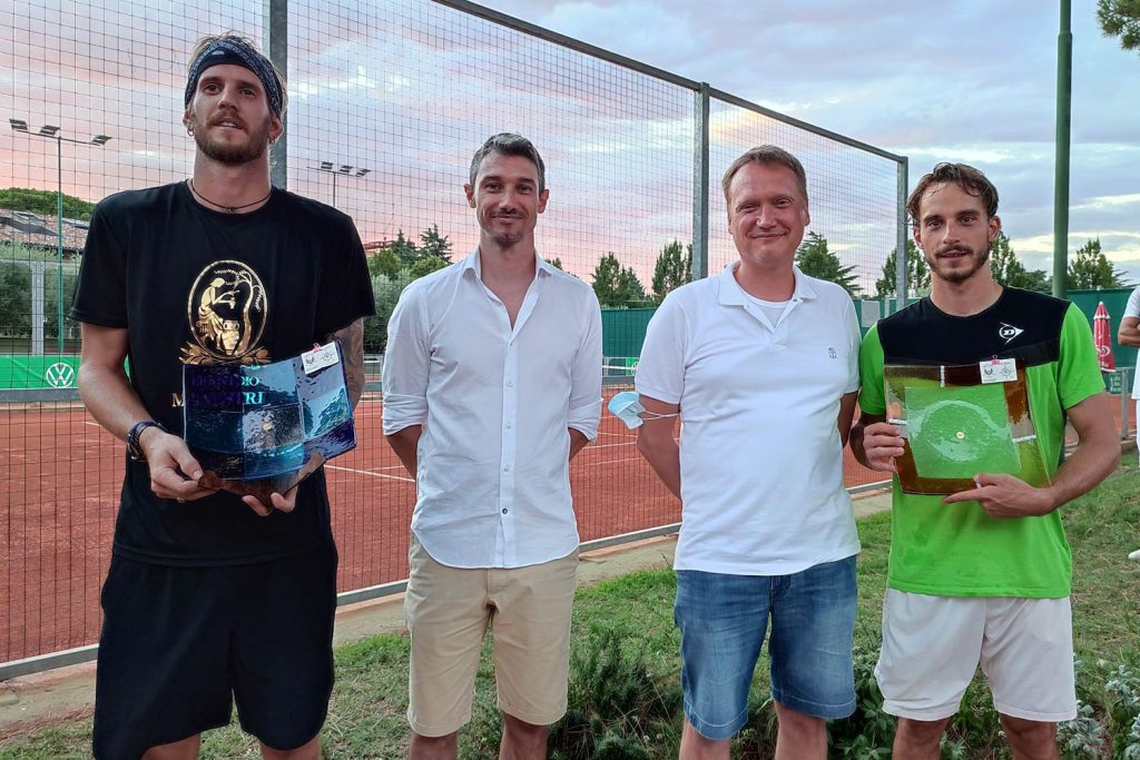 La premiazione del XXX Torneo Città di Desenzano – Trofeo Saottini Auto. Da sinistra: il vincitore Marco Speronello, Damiano Saggioro (presidente AT Desenzano), Giovita Girelli (consigliere Comune di Desenzano) e il finalista Gianluca Acquaroli