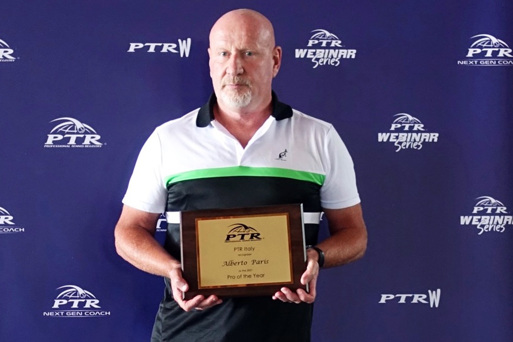 Alberto Paris è stato premiato come "Pro of the year" (maestro di tennis dell'anno) di PTR Italia