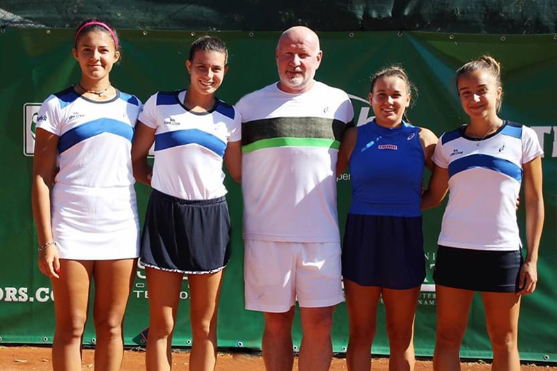 La formazione di Serie A2 della Bal Lumezzane. Da sinistra: Rubina De Ponti, Chiara Catini, Alberto Paris (capitano), Ylena In-Albon ed Eleonora Canovi