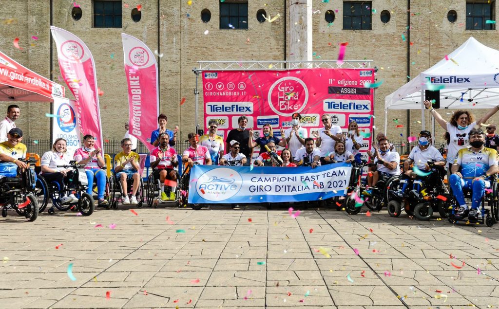 La festa di atleti e accompagnatori dell'Active Team La Leonessa al termine del Giro d'Italia di handbike. Oltre ai quattro successi individuali, i bresciani sono stati premiati ad Assisi con la maglia rossa di miglior squadra