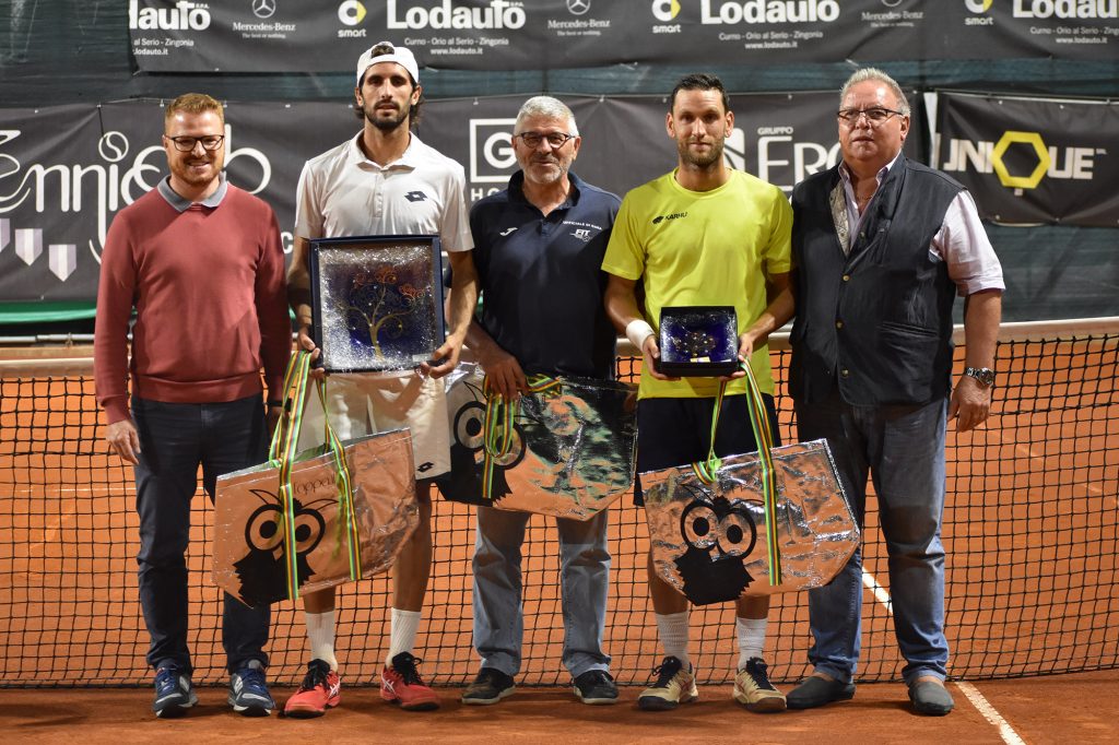 La premiazione dell'Open Erca del Tennis Club Bagnatica. Da sinistra: Roberto Vavassori (assessore allo sport del Comune di Bagnatica), Antonio Campo (vincitore), Alcide Crotti (giudice arbitro), Davide Pontoglio (finalista) e il direttore del torneo Gianluigi Terzi (foto GAME)