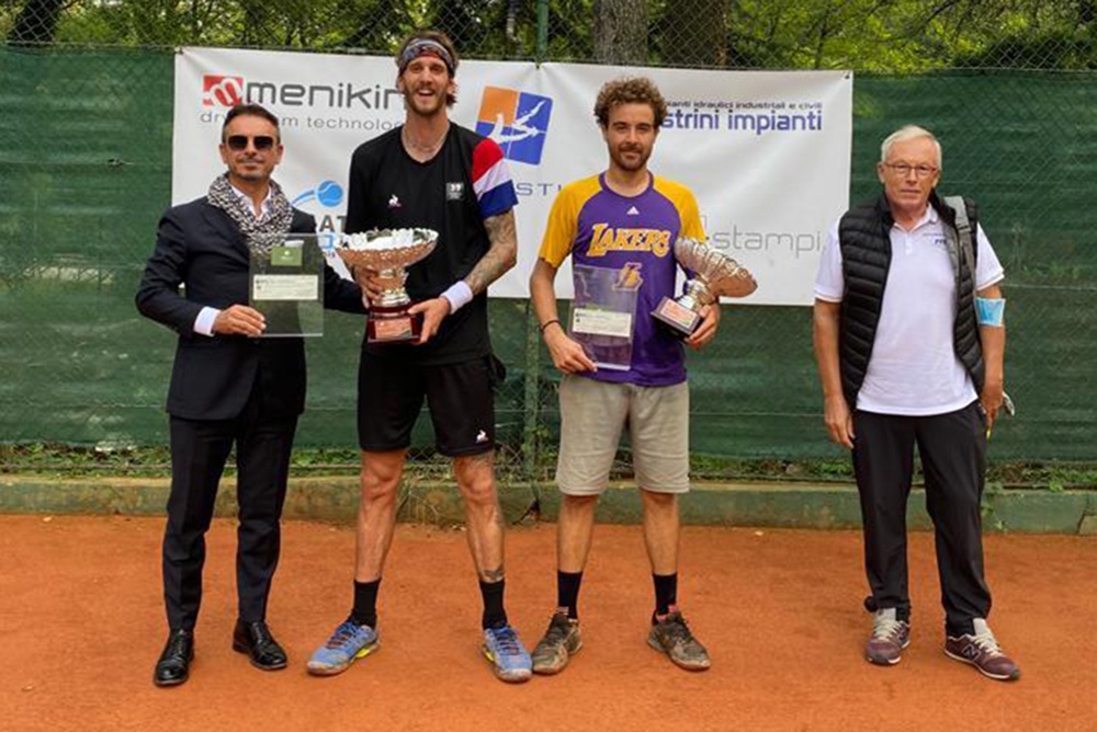 La premiazione maschile del Trofeo Lineastile del Milanino Sporting Club, vinto da Marco Speronello (sinistra) su Tommaso Gabrieli