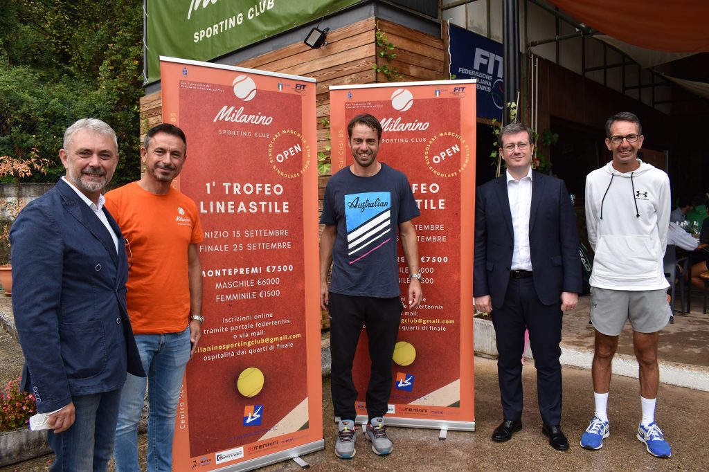 La presentazione del 1° Trofeo Lineastile. Da sinistra: Riccardo Ragnoli (rappresentante di Lineastile), Nico Maietta (presidente Milanino Sporting Club), Paolo Lorenzi, Michele Zanardi (sindaco del Comune di Villanuova sul Clisi) e Simon Flood (maestro Milanino Sporting Club) (foto GAME)