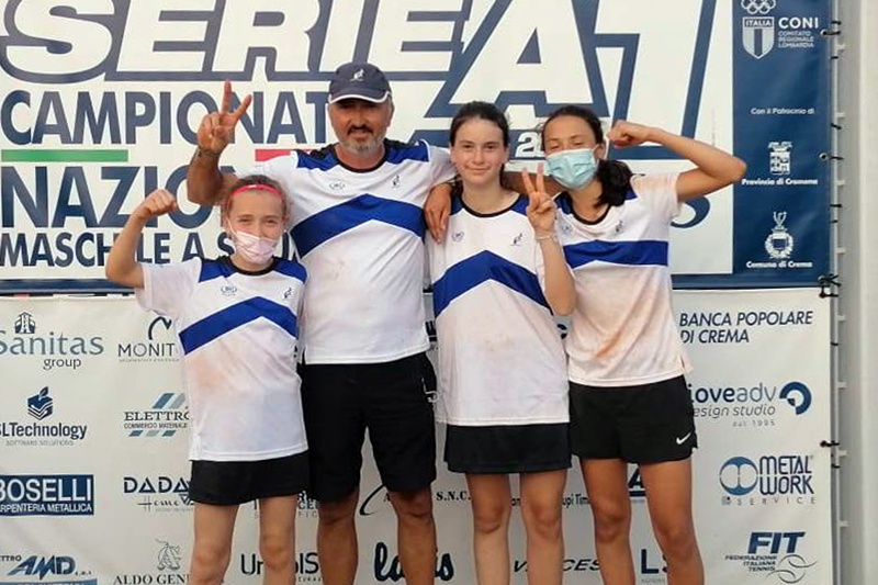 Le ragazze della formazione under 12 del Tennis Club Crema, con il capitano Armando Zanotti. Sabato saranno in campo a Genova