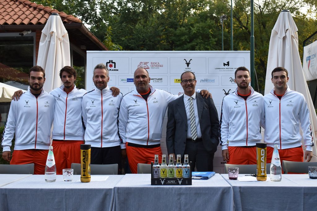 La presentazione della formazione di Serie A2 2021 del V-Team al Villa Reale Tennis: da sinistra, Andrea Borroni, Davide Albertoni, il vice-capitano Marco Baio, il direttore tecnico e capitano Duvier Medina, il presidente del Villa Reale Tennis Cristiano Crippa, Manfred Fellin e Alberto Borroni