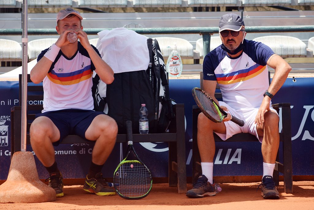 Andrey Golubev, punto di forza del Tennis Club Crema, con capitan Armando Zanotti. Domenica il via alla Serie A1, con la trasferta a Massa Lombarda (foto GAME)