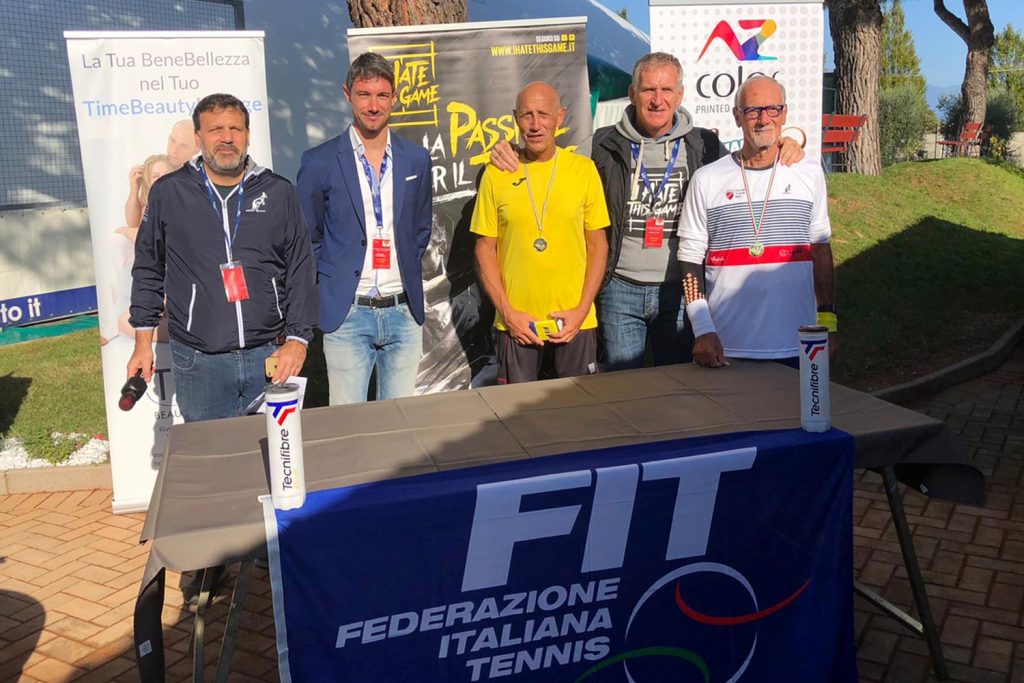 Un’immagine della premiazione dell’edizione 2019 del Master Gran Prix, col direttore dell’evento Gabriele Poggini (primo a sinistra) e il presidente dell’At Desenzano Damiano Saggioro (secondo da sinistra)