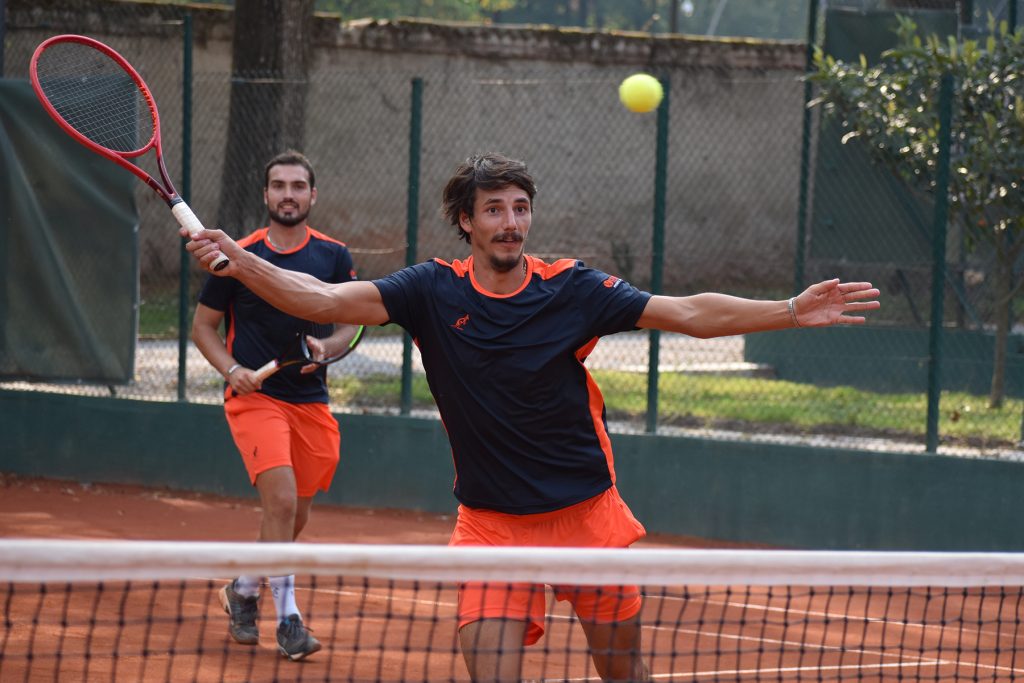 Davide Albertoni (in primo piano) e Andrea Borroni, la coppia di doppio tutta 'vivaio' del V-Team in Serie A2 (foto GAME)