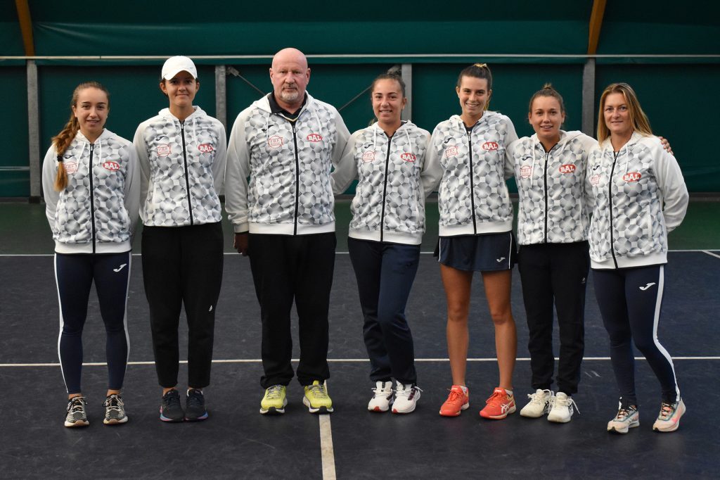 La formazione della Bal Lumezzane che ha conquistato i tre punti in trasferta a Bari. Da sinistra: Eleonora Canovi, Rubina De Ponti, Alberto Paris (capitano), Anastasia Piangerelli, Chiara Catini, Ylena In-Albon ed Elisa Belleri (vice cap.) (foto GAME)