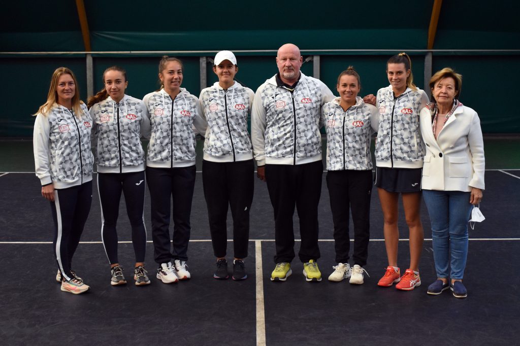 La formazione della Bal Lumezzane, che ha conquistato la promozione in Serie A1. Da sinistra: Elisa Belleri (vice cap.), Eleonora Canovi, Anastasia Piangerelli, Rubina De Ponti, Alberto Paris (capitano), Ylena In-Albon, Chiara Catini e Nerina Bugatti, presidente Tennis Club Lumezzane (foto GAME)