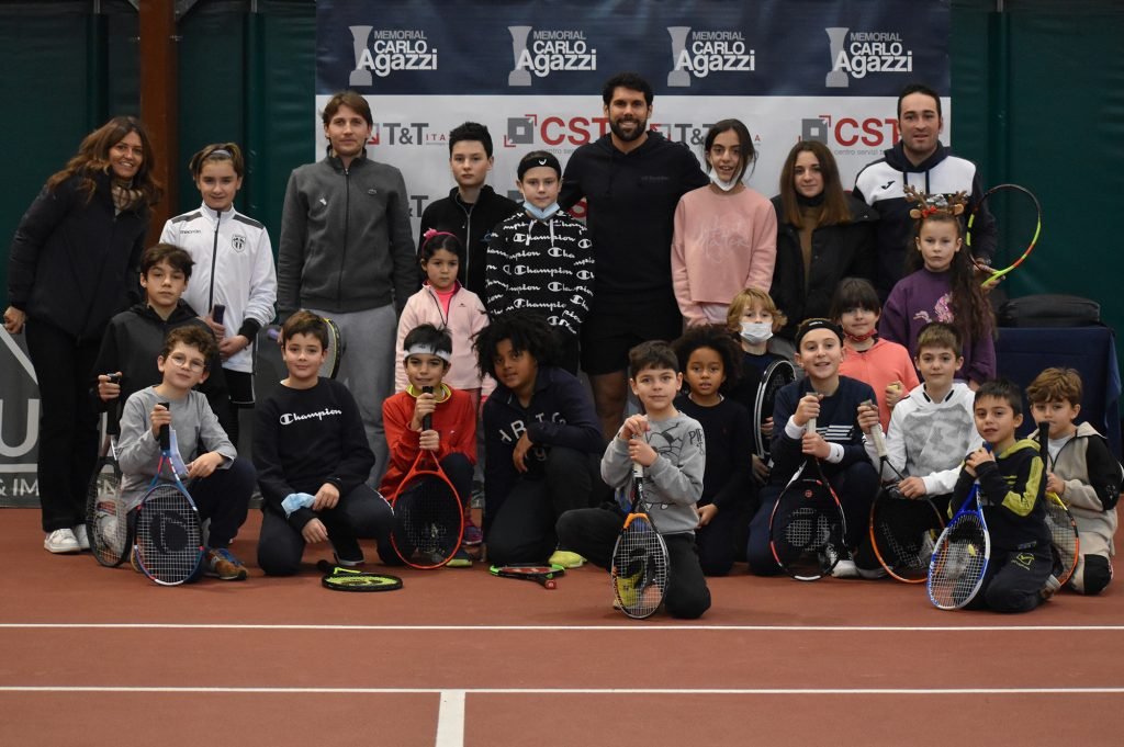 Foto di gruppo con alcuni dei ragazzi della scuola tennis del PalaIseo presenti alla giornata con Federico Gaio, parte delle iniziative del 12° Memorial Carlo Agazzi - Trofeo CST (foto GAME)
