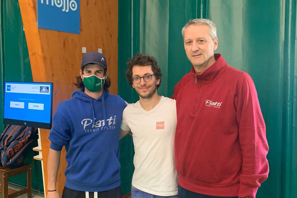 Il direttore del Piatti Tennis Center Luigi Bertino (destra) col maestro Gianluca Montessoro (sinistra) e Laurent Buclon di Mojjo