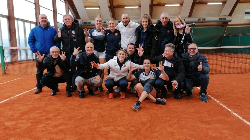 La nutrita comitiva del Club Tennis Ceriano fa festa dopo la trasferta vittoriosa a Verona