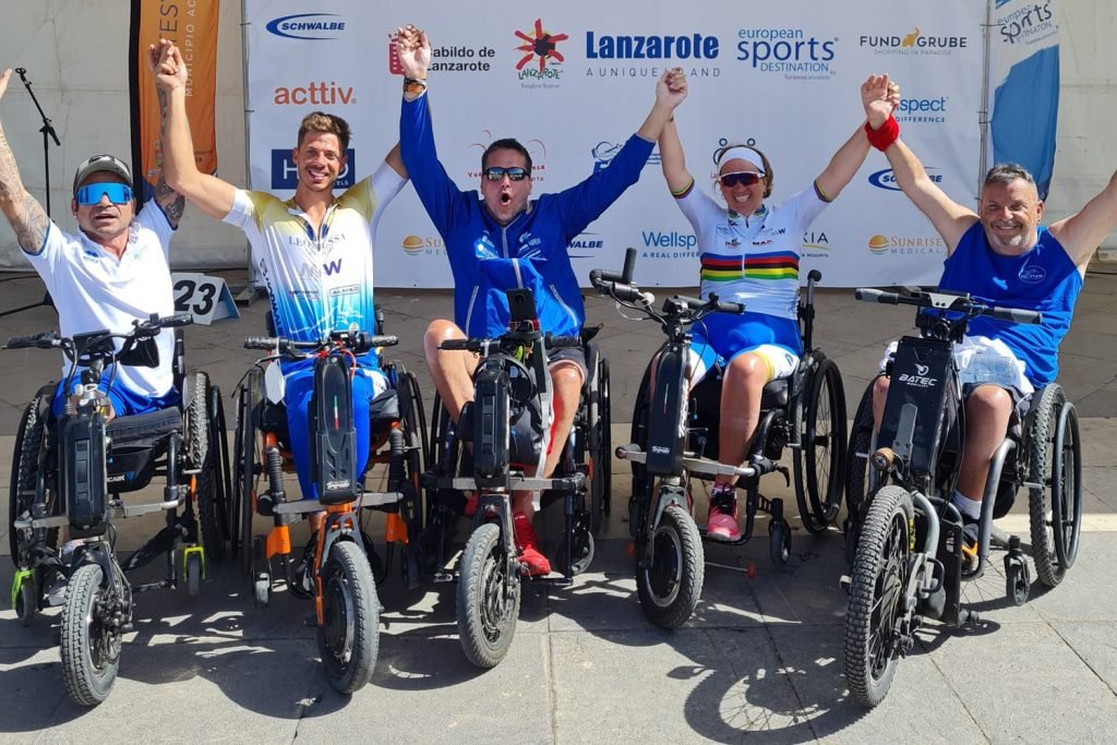 La rappresentativa dell'Active Handbike Team La Leonessa impegnata alle Canarie. Da sinistra: Alessio Scutteri, Mirko Testa, Marco Colombo (presidente Active Sport), Simona Canipari e Sergio Balduchelli (capitano)