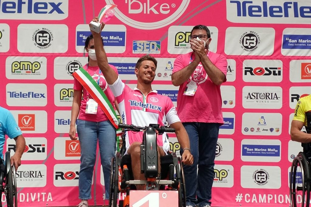 La premiazione dell'edizione 2021 del Giro d'IItalia di handbike, vinto da Mirko Testa nella categoria MH3