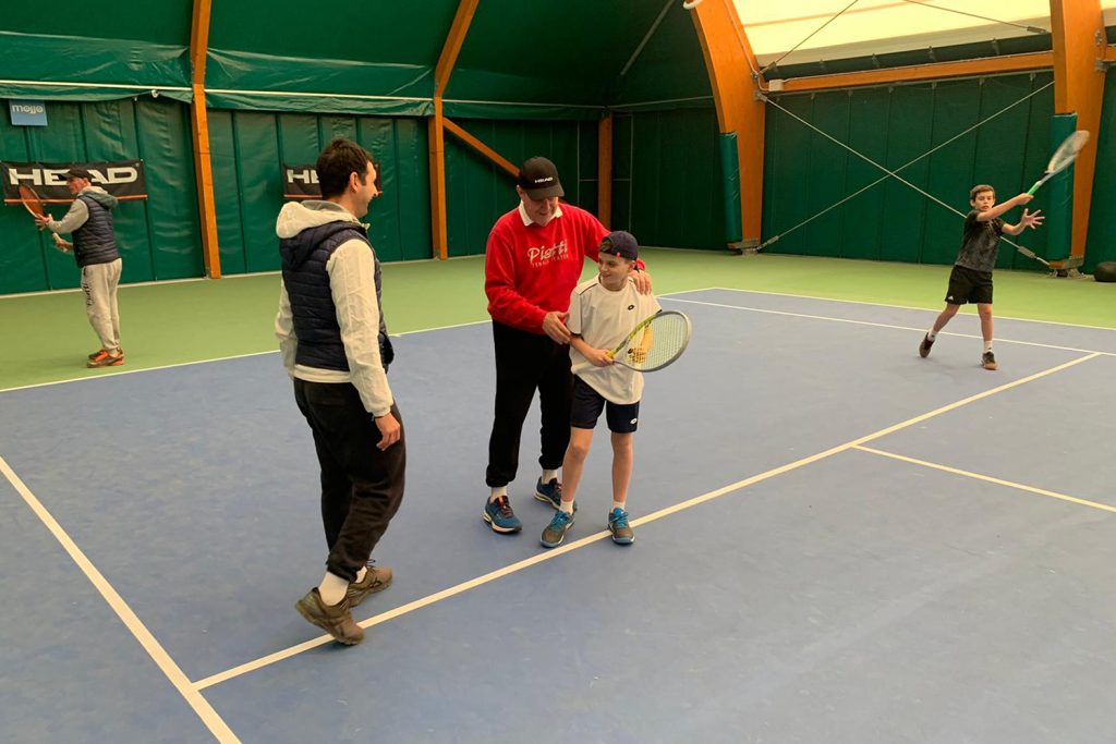 Riccardo Piatti al lavoro sul campo con uno dei circa 40 ragazzi impegnati nel raduno della Federazione Italiana Tennis svolto al Piatti Tennis Center