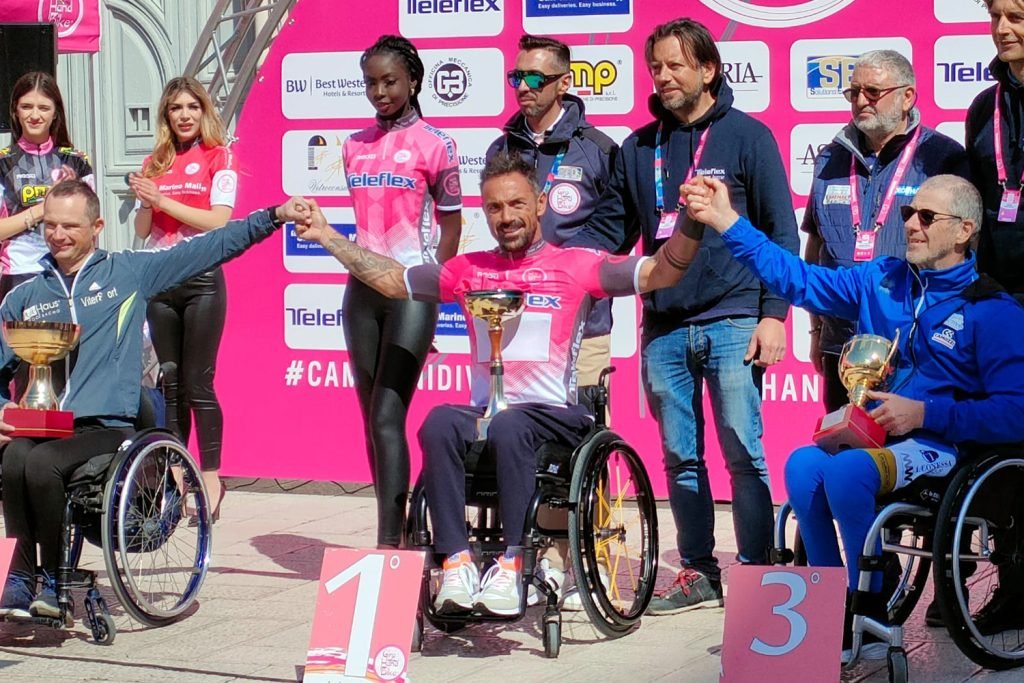 Christian Giagnoni festeggia la vittoria nella prima tappa del Giro d'Italia di handbike. Con lui (terzo) anche Franco Tonoli, altro atleta dell'Handbike Team La Leonessa