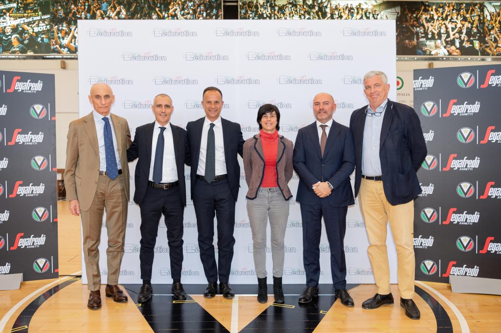 I relatori alla conferenza stampa di presentazione del progetto Sport Education. Da sinistra: Luca Baraldi (CEO Virtus Segafredo), Andrea Mantellini (fondatore), Simone Fiocchi (fondatore), Roberta Li Calzi (assessore allo Sport del Comune di Bologna), Alberto Ferrari (direttore generale Banca di Bologna), Raimondo Ricci Bitti (consigliere Federazione Italiana Tennis) (foto Giacomo Maestri)