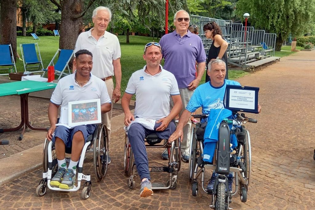 Il terzetto di atleti di Active Sport che ha conquistato il titolo regionale a squadre di tennis in carrozzina, premiati da Gunter Albeck (presidente Sporting Milano 3) e da Walter Schmidinger, consigliere Fit Lombardia delegato al wheelchair