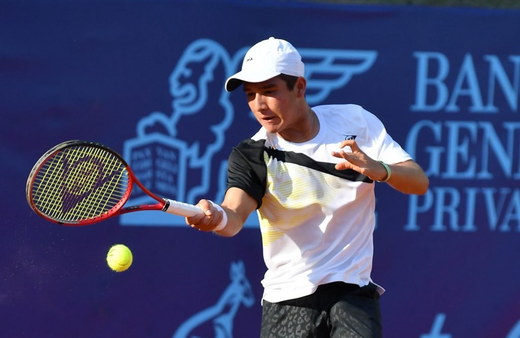 Il peruviano Gonzalo Bueno, campione in carica del Trofeo Bonfiglio, ha conquistato i quarti di finale annullando un match-point al coreano Gerard Campana Lee (foto Francesco Panunzio)