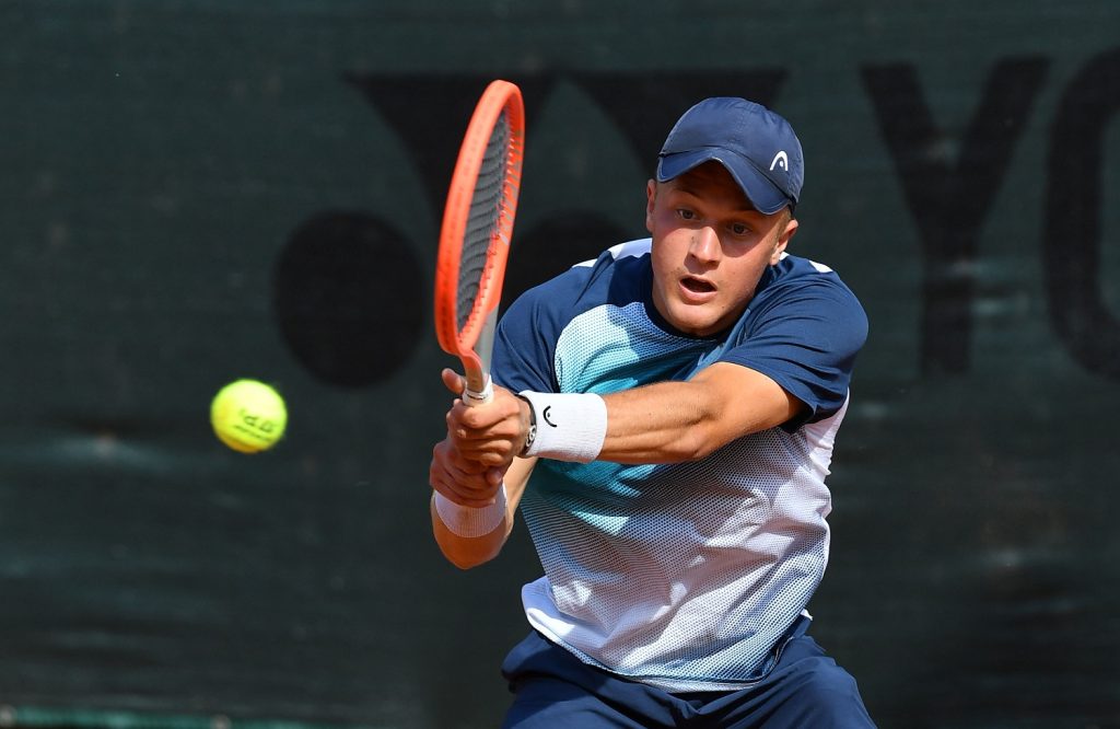 Niccolò Ciavarella, 18 anni da Roma, è l'unico italiano rimasto in gara in singolare nel 62° Trofeo Bonfiglio. Partito dalle qualificazioni, al Tennis Club Milano ha già vinto quattro incontri (foto Francesco Panunzio)