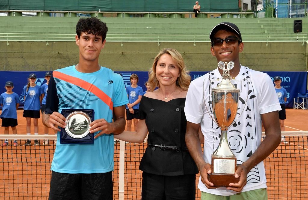 La premiazione del torneo maschile: da sinistra, il finalista Daniel Vallejo, la presidente del Tc Milano Elena Buffa di Perrero e il vincitore Nishesh Basavareddy (foto Francesco Panunzio)