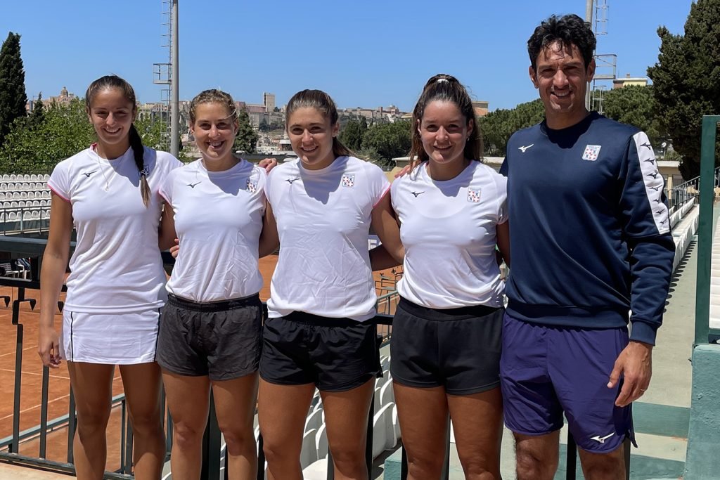 Le quattro atlete argentine con Martin Vassallo Arguello, direttore tecnico del Tc Cagliari. Da sinistra: Jazmin Ortenzi, Candela Bugnon, Julia Riera e Julieta Estable