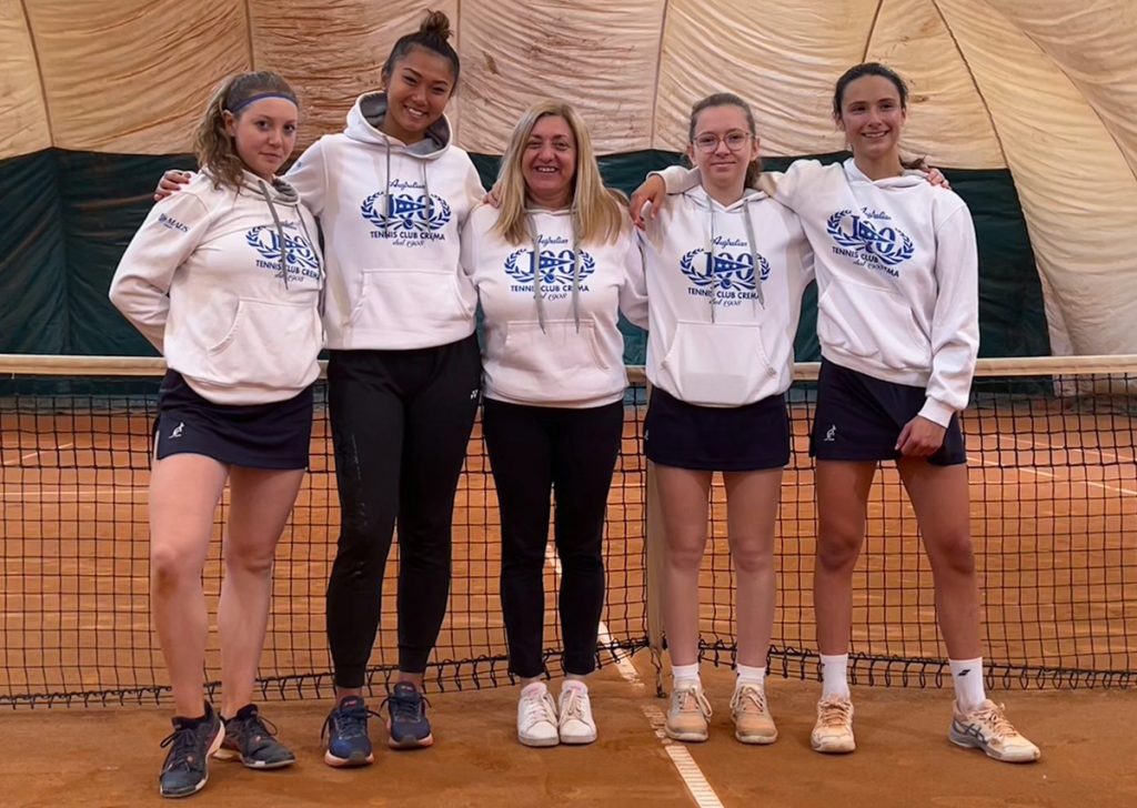 La formazione femminile di Serie C del Tennis Club Crema, che ha chiuso il girone al primo posto. Da sinistra: Giulia Finocchiaro, Yu Shan, Daniela Russino (cap.), Thea Alessandra Tamirsi e Bianca Bissolotti