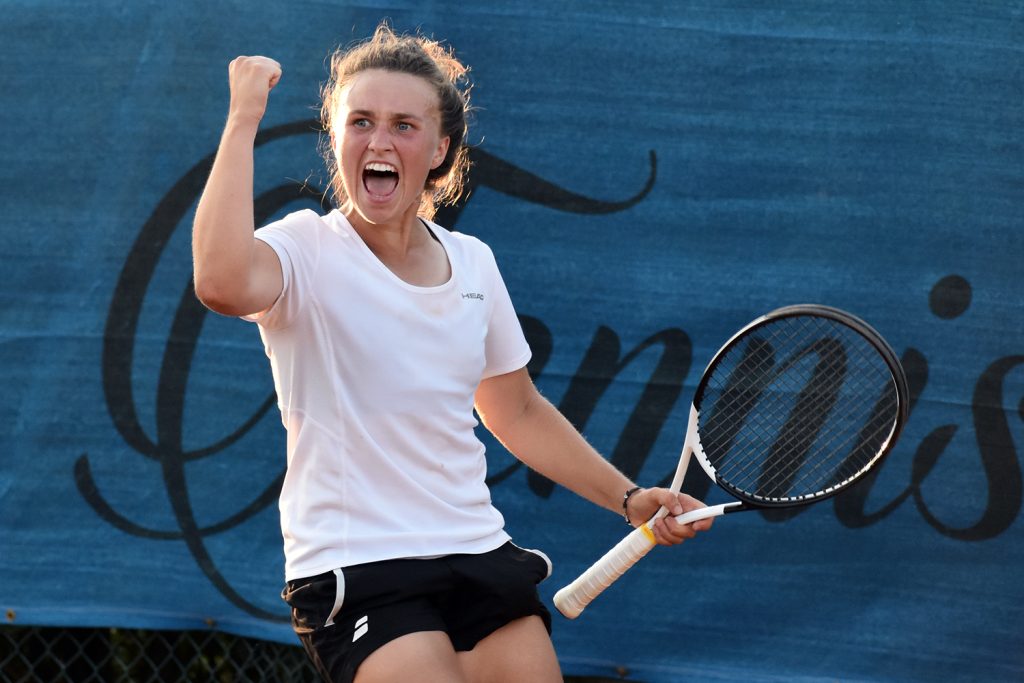 L'esultanza di Elisa Visentin: la tennista trentina ha conquistato la finale del Trofeo Sirmione eliminando la favorita numero uno Gloria Ceschi (foto GAME)