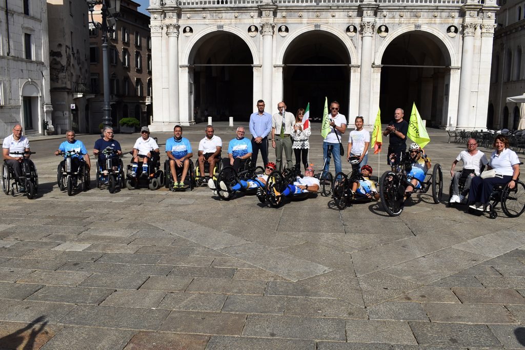 Una parte degli amici e dei sostenitori presenti in Piazza della Loggia per la partenza di Maurizio Antonini in direzione Capo Nord (foto GAME)