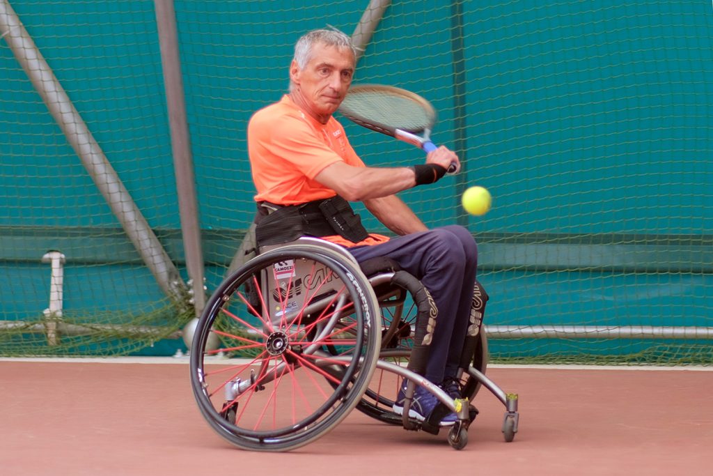 Ivano Boriva, 58 anni da Treviso Bresciano, ha raggiunto la semifinale nel singolare Quad del Camozzi Open superando in due set lo spagnolo Job Brennla (foto Pietro Paletti)
