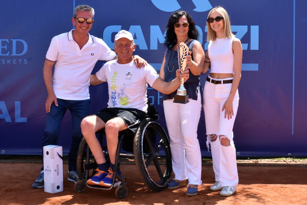 Martin Legner, vincitore dell'8° Camozzi Open - Memorial Cav. Attilio Camozzi, premiato dai rappresetanti delle famiglie Camozzi, title sponsor (foto Antonio Di Leo)