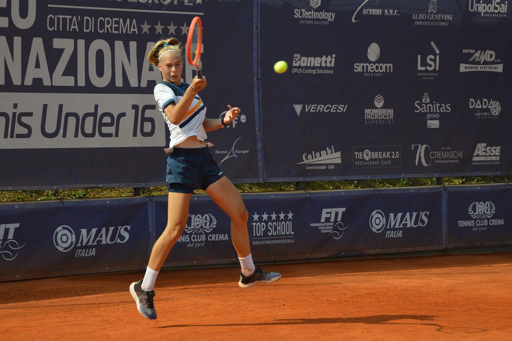 La trentina Noemi Maines, prima testa di serie del 16° Trofeo Città di Crema, ha superato il suo match d'esordio battendo la svizzera Saroli