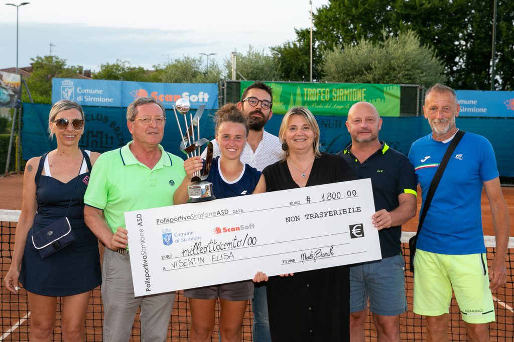 La premiazione della seconda edizione del Trofeo Sirmione - La perla del Lago di Garda, vinto dalla trentina Elisa Visentin (foto Antonello Perin)