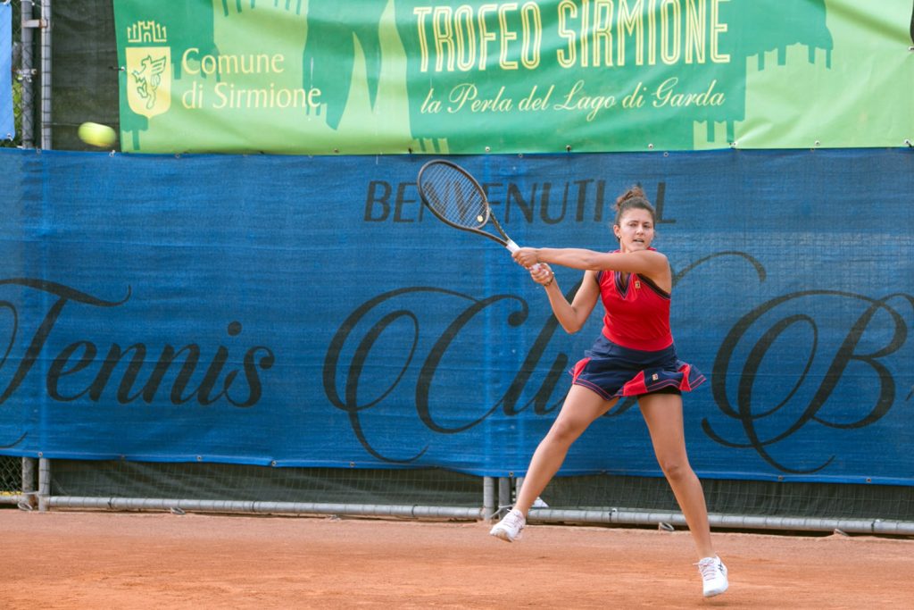 Rubina De Ponti, riminese classe 2002 tesserata per la Bal Lumezzane, ha conquistato la semifinale del Trofeo Sirmione eliminando due teste di serie (foto Antonello Perin)