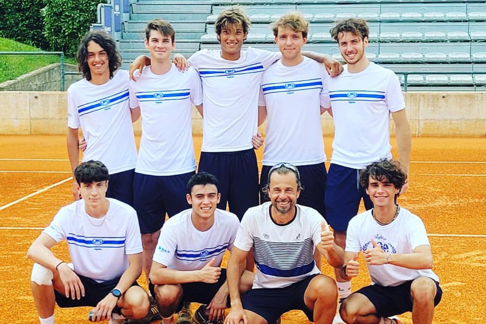 La formazione del Tennis Club Crema che ha conquistato un posto al tabellone nazionale di Serie C. Fra 26 giugno e 11 luglio si giocherà la promozione in Serie B2