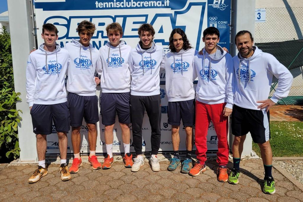 La formazione del Tennis Club Crema impegnata nei play-off per la promozione in Serie B2. Da sinistra: Luca Toscani, Leonardo Cattaneo, Francesco Longhino, Gabriele Datei, Mattias Pisanu, Giacomo Nava e Giuseppe Menga (cap.)